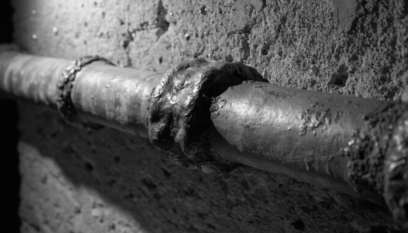 Le plomb est gris mat et tendre : la rayure apparaît brillante.